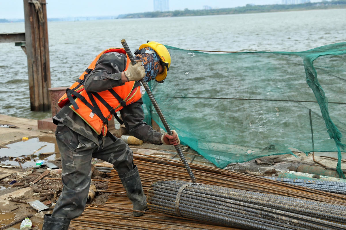 Theo ông Đặng Xuân Đại, trong năm 2023, nhà thầu sẽ thực hiện toàn bộ kết cấu trên cao, phần trụ cầu phía dưới đã cơ bản được hoàn thành. Với những hạng mục trên cao và thi công ở lòng sông cũng gặp không ít khó khăn như: Việc tập kết nguyên vật liệu, máy móc; thi công những ngày mưa hay trời rét khiến bê tông chậm khô hơn…