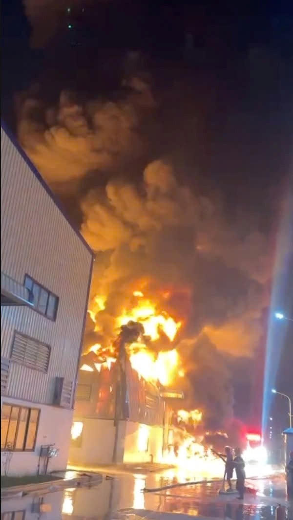 Hiện trường vụ cháy. Ảnh: Cắt từ clip. 