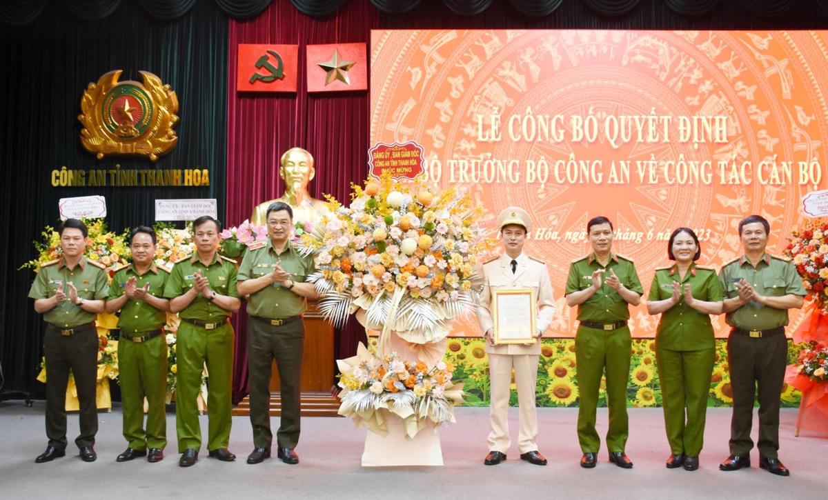  Ban Thường vụ Đảng ủy, lãnh đạo Công an tỉnh Thanh Hóa tặng hoa chúc mừng Đại tá Phùng Xuân Tiến.