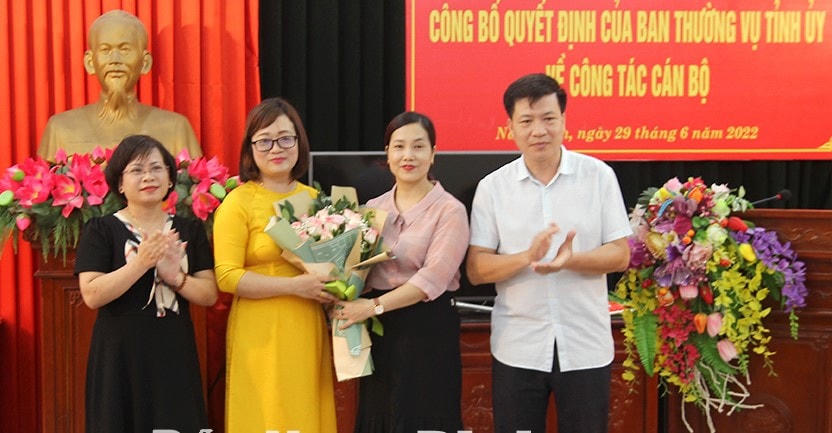 Ban biên tập Báo Nam Định hiện đều là các nhà báo nữ. Từ trái qua: Phó Tổng biên tập Trần Vân Anh, Phó Tổng biên tập Nguyễn Thị Thu Thủy; Tổng biên tập Hoàng Thị Hoài Phương.