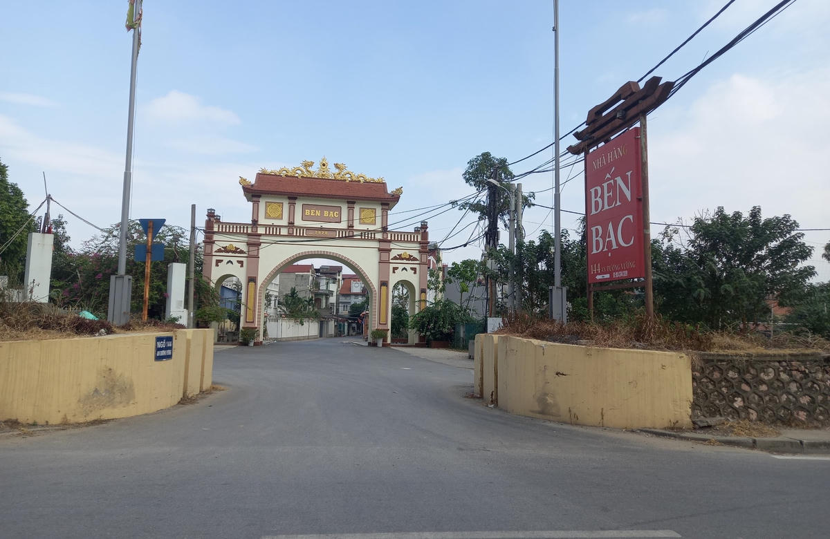 Biển chỉ dẫn vào nhà hàng Bến Bạc nằm trong ngõ 144 đường An Dương Vương, phường Phú Thượng, quận Tây Hồ (Hà Nội).