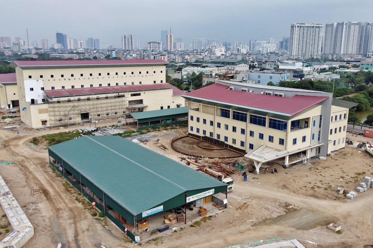 Không chỉ chậm tiến độ mà dự án nhà máy xử lý nước thải Yên Xá thời gian qua đã rào tôn tại nhiều tuyến phố trung tâm TP Hà Nội khiến tình trạng ùn tắc giao thông càng thêm phức tạp, gây bức xúc cho dư luận.