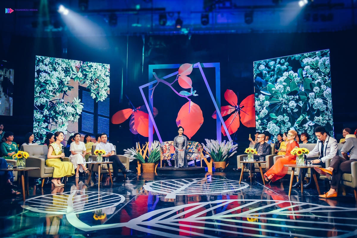 NSND Lan Hương xuất hiện trên chiếc ghế hồi - đáp.