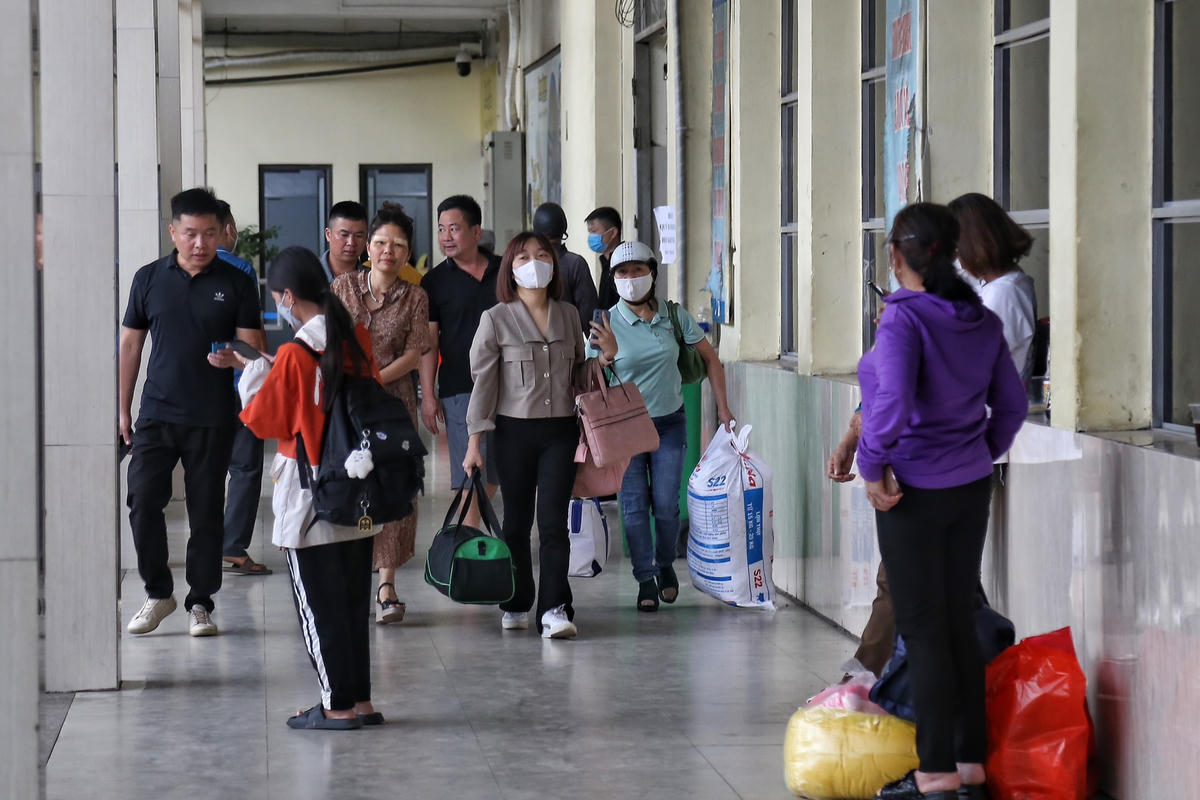 "Tôi sợ bến xe đông đúc nên phải ra bến xe từ sớm để có thể dễ dàng mua được vé về quê. Tại bến hôm nay có đông đúc hơn các dịp lễ khác nhưng việc mua vé, chọn xe cũng rất thoải mái không gặp khó khăn gì", anh Tư cho biết.
