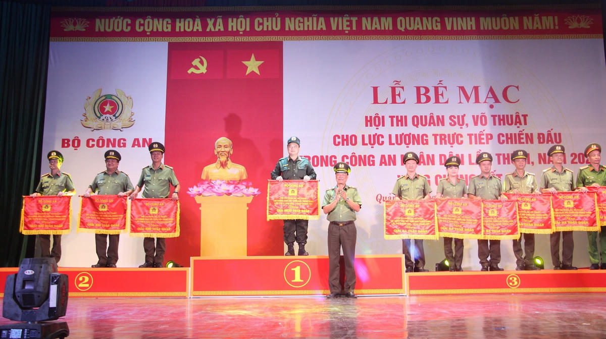 Trao giải cho các tập thể Công an địa phương đạt giải Nhất, Nhì và Ba.