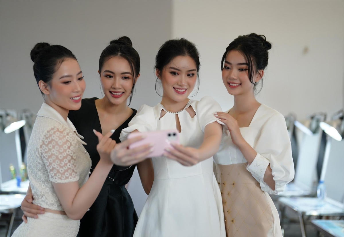 Các thí sinh gấp rút tập luyện kỹ năng để chuẩn bị cho tiết mục trong đêm thi đầu tiên. 