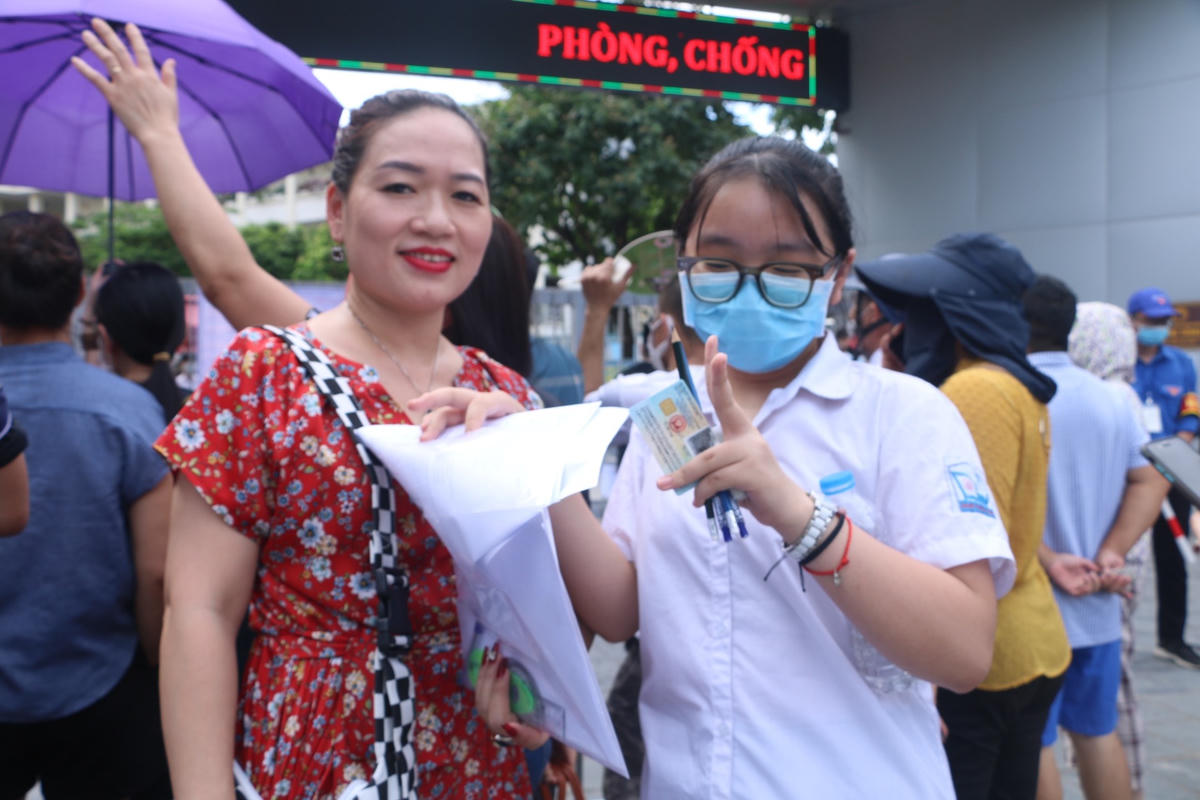 Thí sinh vui vẻ sau khi hoàn thành bài thi môn Ngoại ngữ chiều 18/6.