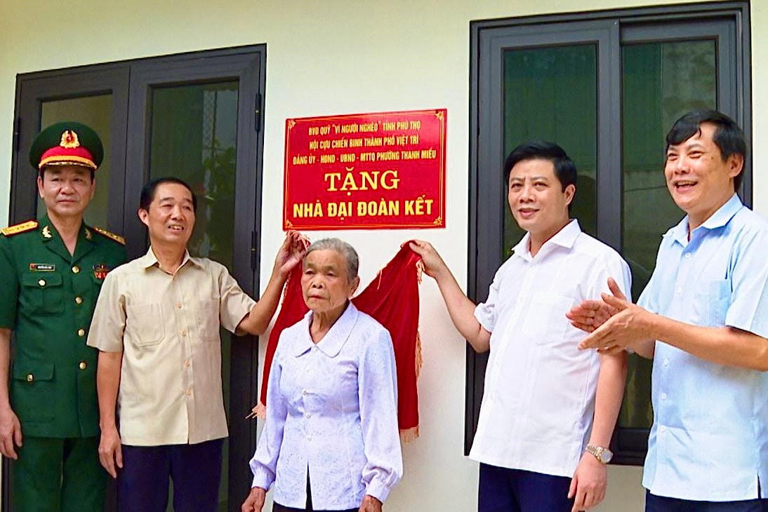 Ban vận động Quỹ Vì người nghèo tỉnh Phú Thọ trao nhà Đại đoàn kết cho gia đình bà Nguyễn Thị Trạc (phường Thanh Miếu, thành phố Việt Trì).