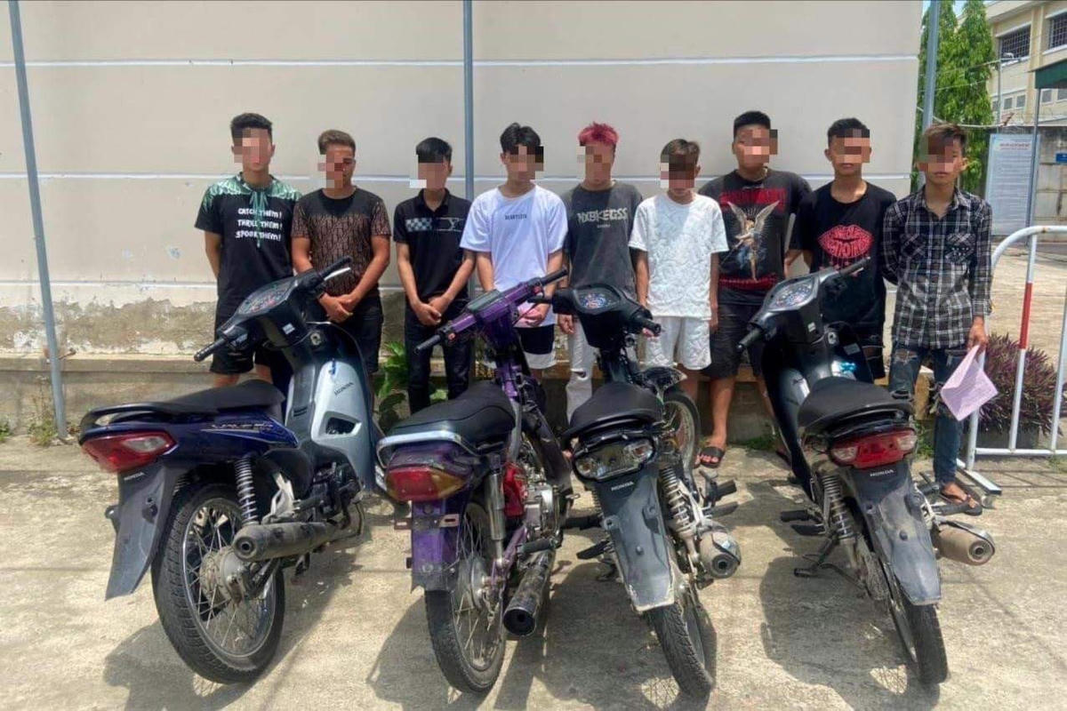 Nhóm thanh niên tại cơ quan công an.
