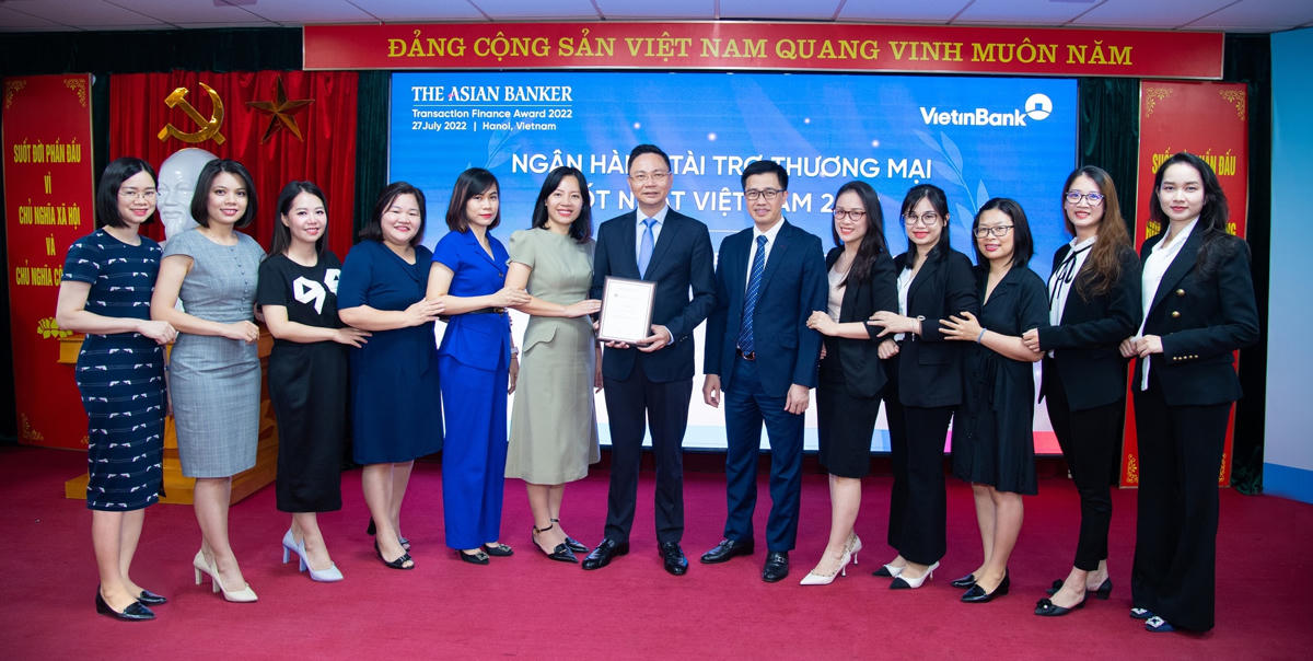 Giải thưởng ghi nhận nỗ lực không ngừng cung cấp sản phẩm dịch vụ và tài chính tốt nhất đến khách hàng VietinBank.