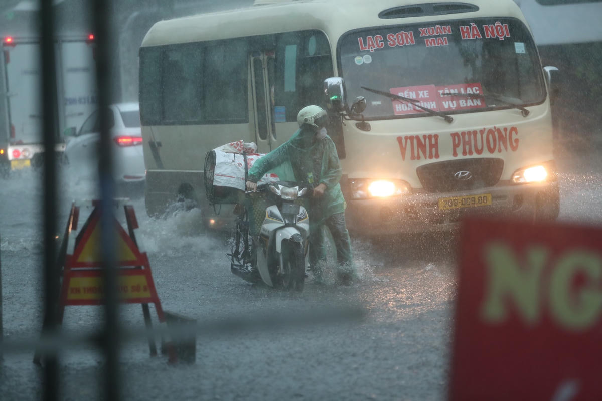 Xe chết máy, người dân phải dắt bộ qua những vũng nước sâu.