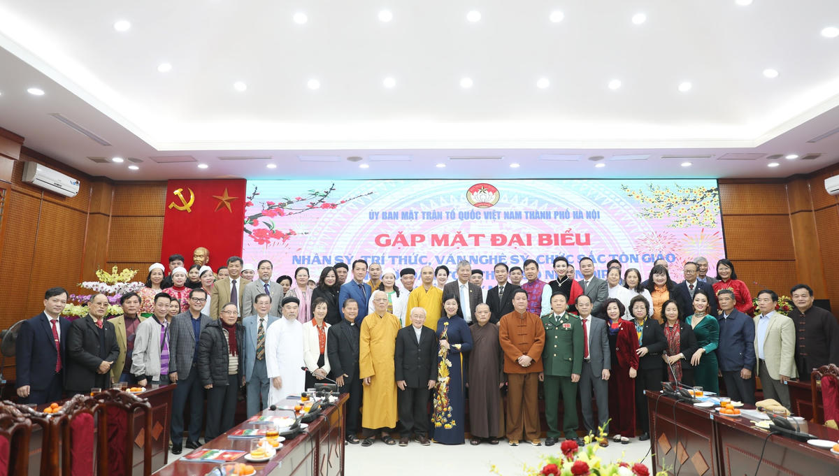 Các đại biểu chụp ảnh lưu niệm tại buổi gặp mặt. 
