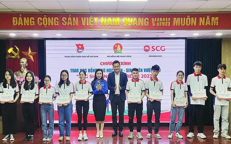 Ban tổ chức trao học bổng tặng một số đại diện sinh viên có hoàn cảnh khó khăn tại chương trình. 