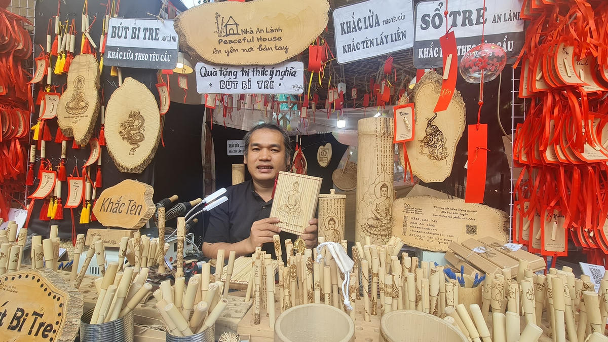 Trải qua nhiều khó khăn, anh Phận thành công gây dựng thương hiệu sản phẩm thủ công mỹ nghệ cho riêng mình.
