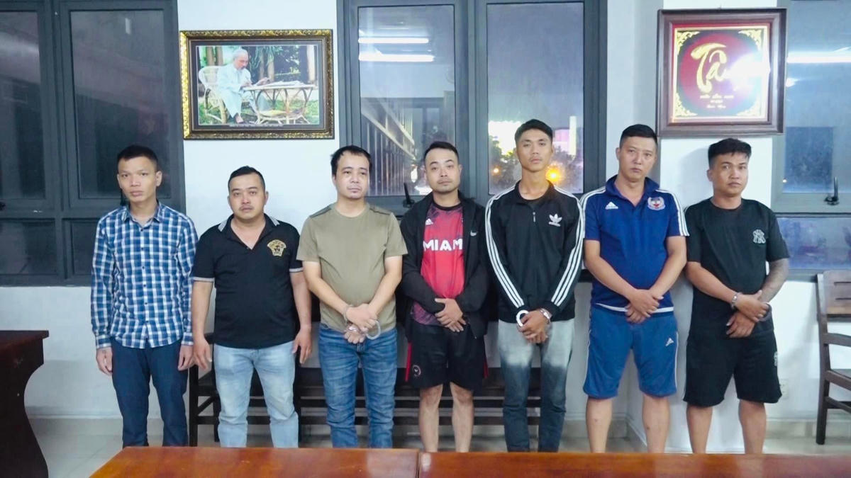 Nhóm đối tượng tạt sơn nhà dân tại cơ quan công an (Ảnh: CA).