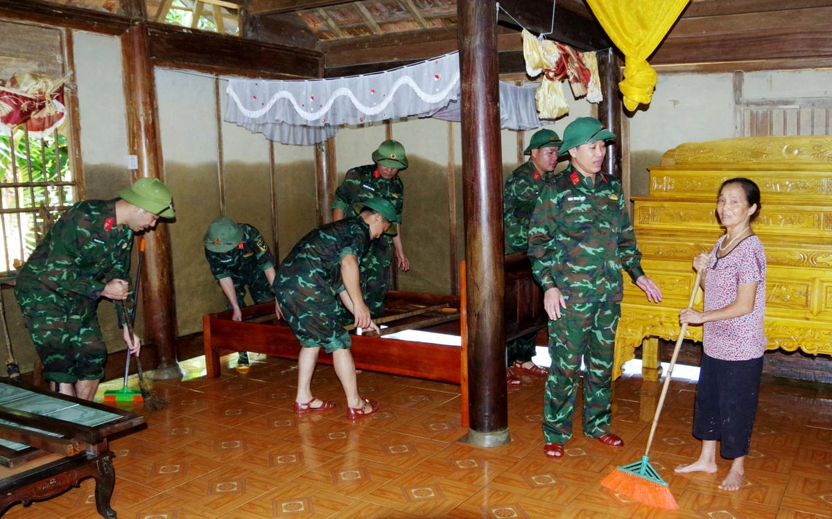 Hình ảnh những chiến sĩ bộ đội tổ chức thành các nhóm nhỏ đến các hộ gia đình có người già, neo đơn, khó khăn, bệnh tật để giúp dọn bùn, lau rửa nhà cửa, vườn tược... mang nhiều dấu ấn trong lòng người dân.