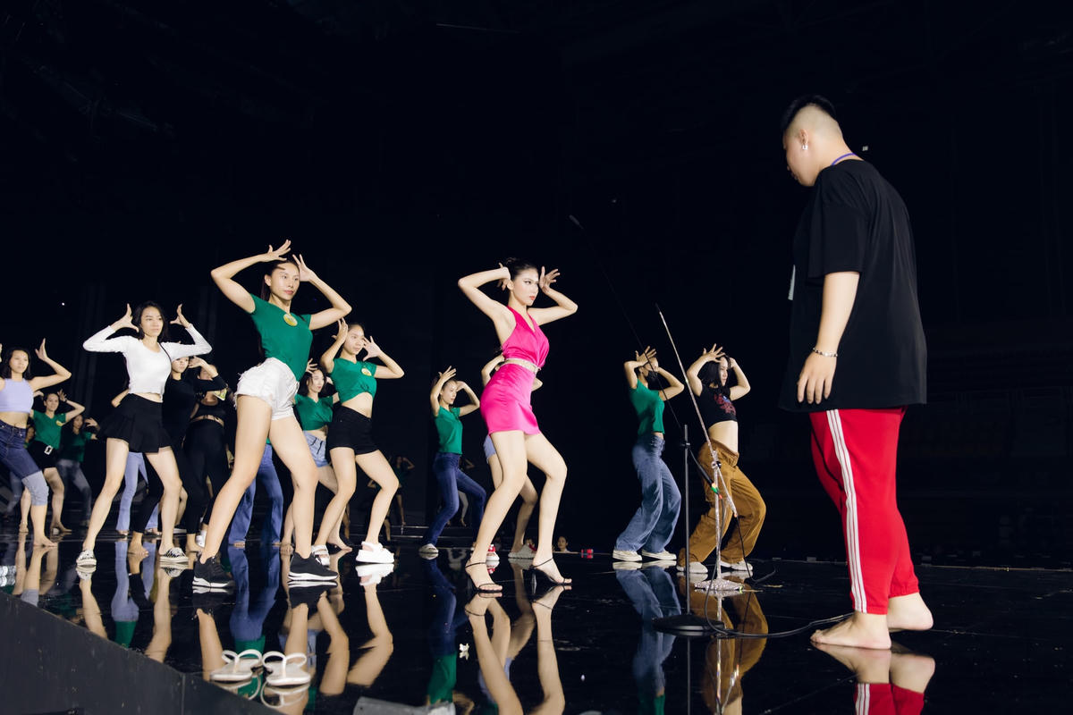 Thí sinh Miss Grand Vietnam 2022 tập luyện trước giờ G. Ảnh: BTC. 