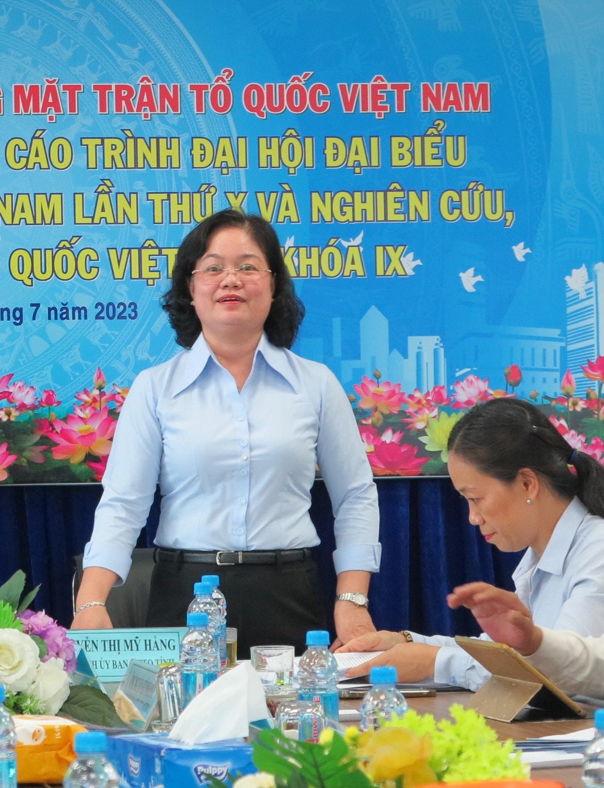 Bà Nguyễn Thị Mỹ Hằng, Chủ tịch Ủy ban MTTQ Việt Nam tỉnh trao đổi tại buổi làm việc.