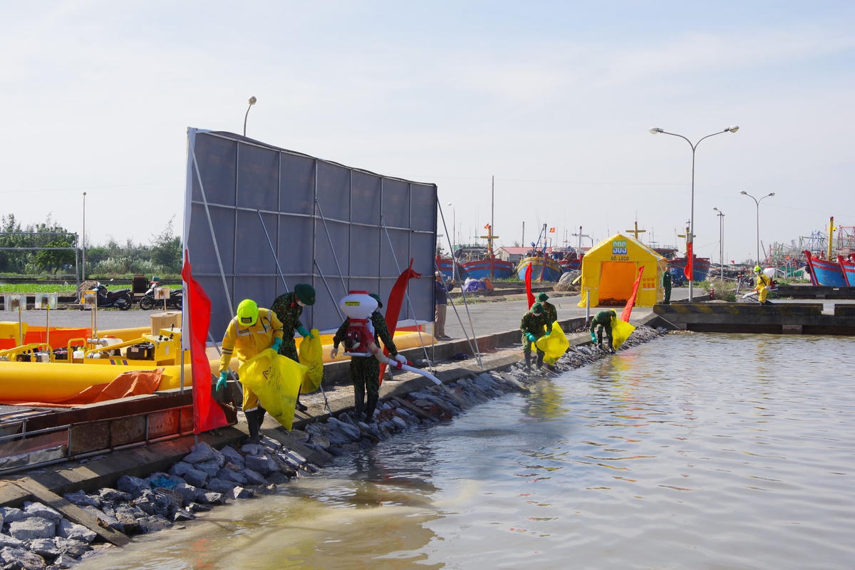 Các lực lượng phối hợp tổ chức tìm kiếm cứu nạn; phòng, chống cháy, nổ; dùng phao quây dầu; tổ chức phun sinh phẩm khử độc do tràn dầu ở vùng biển, vùng đường bờ; thu gom toàn bộ lượng dầu tràn, bảo đảm đúng kỹ thuật và vận chuyển đi xử lý đúng nơi quy định.