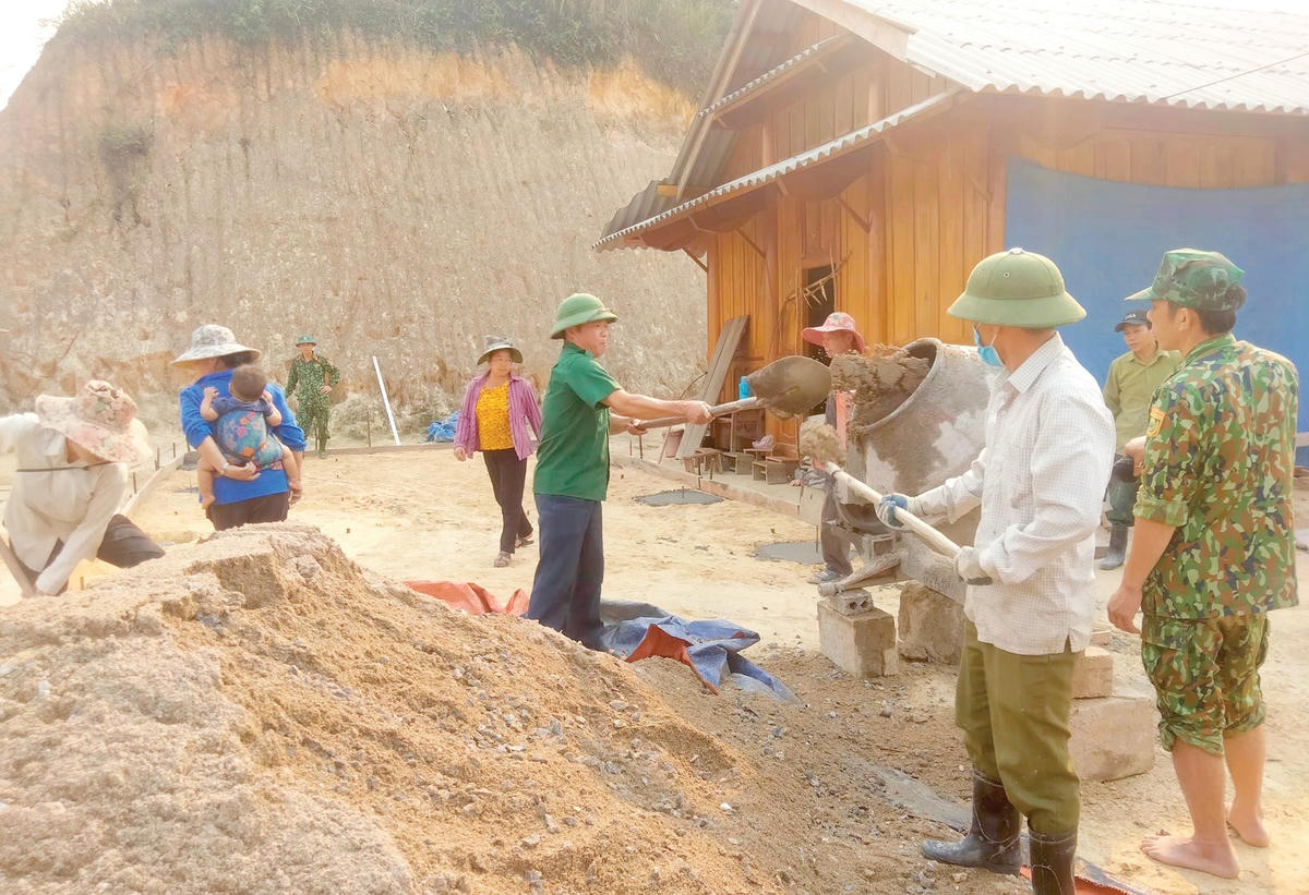 Xây dựng nhà Đại đoàn kết cho hộ nghèo tại bản Huồi Xái.