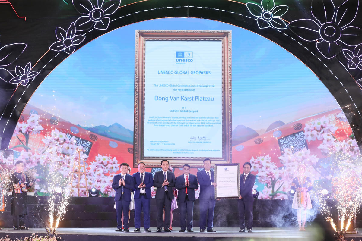 Thứ trưởng Bộ Văn hoá, TT&DL Hoàng Đạo Cương trao Bằng chứng nhận tái công nhận Công viên địa chất toàn cầu UNESCO Cao nguyên đá Đồng Văn lần thứ III cho Chủ tịch UBND tỉnh Nguyễn Văn Sơn và Chủ tịch UBND 4 huyện vùng Cao nguyên đá.