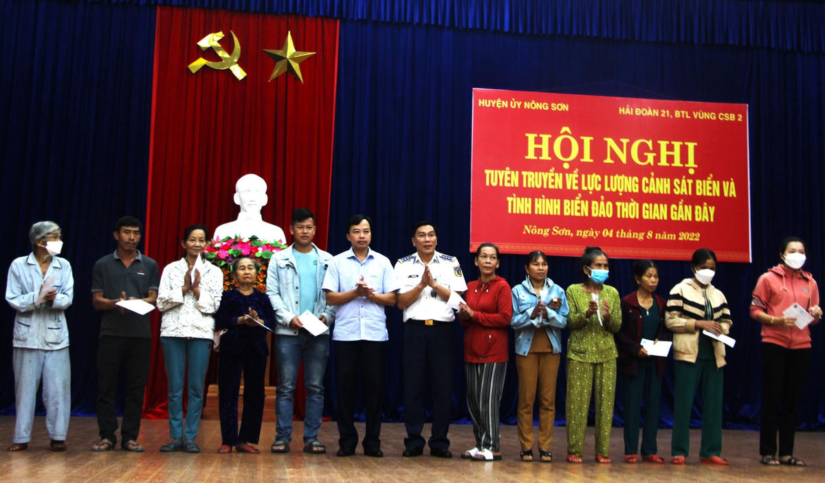Đại tá Lê Phúc Tiến tặng quà cho gia đình chính sách, khó khăn ở huyện Nông Sơn.