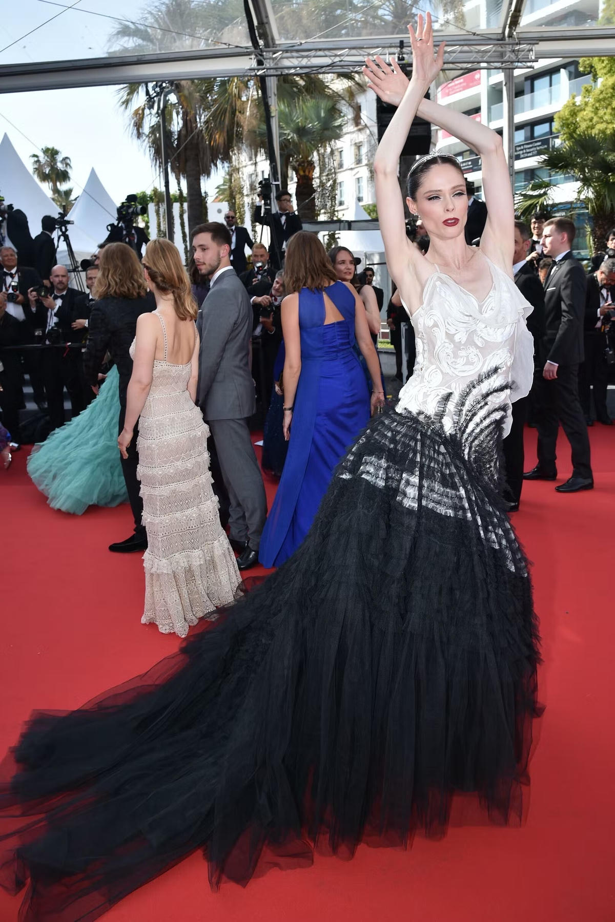 Siêu mẫu "kỹ thật số" Coco Rocha có nguy cơ lọt top sao mặc xấu nhất Cannes năm nay. Ảnh: The Guardian. 