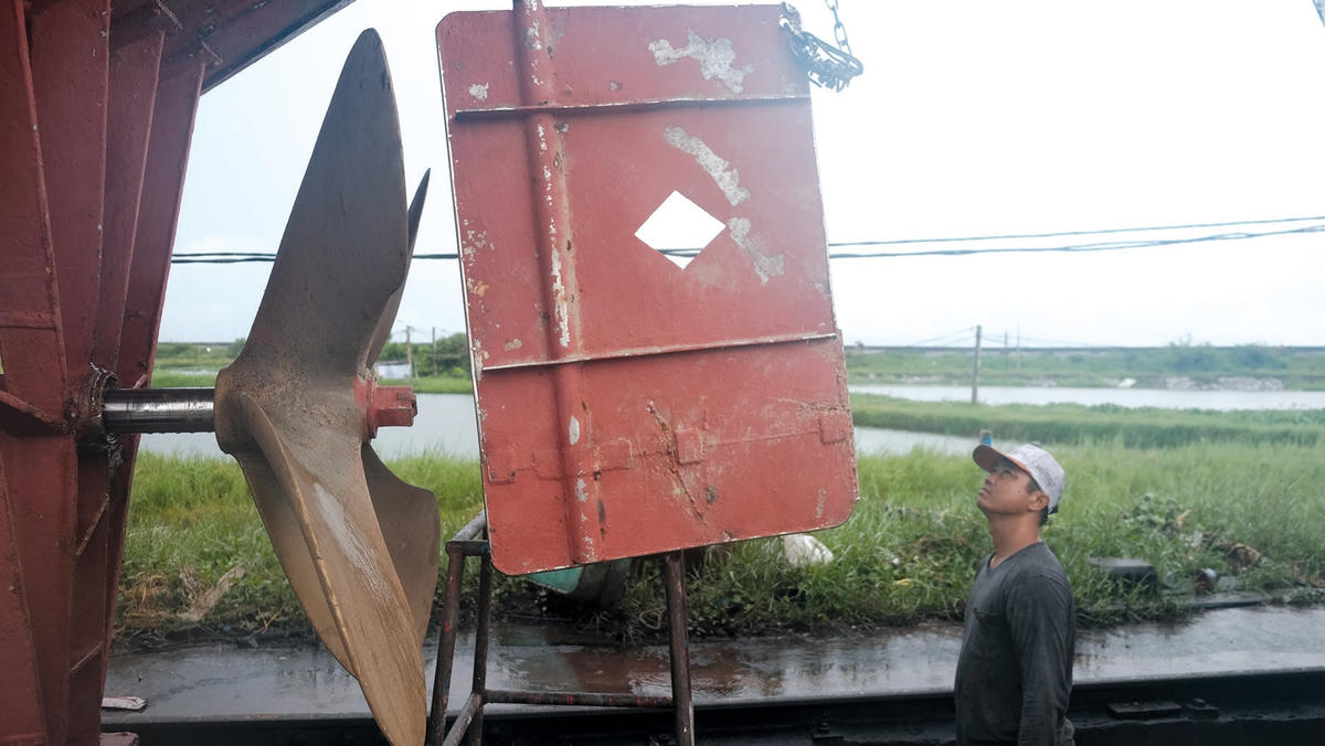 Thợ xảm quan sát kỹ để đánh giá tình trạng chân vịt.  