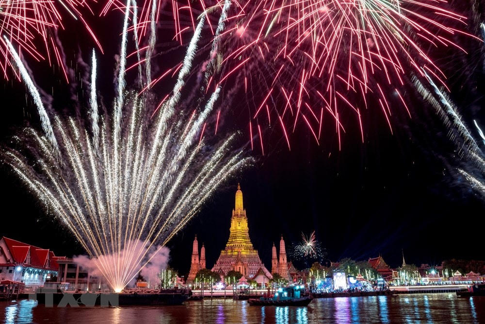 Màn pháo hoa rực rỡ chào đón Năm mới 2023 trên sông Chao Phraya ở Bangkok, Thái Lan ngày 1/1/2023. (Ảnh: AFP/TTXVN).