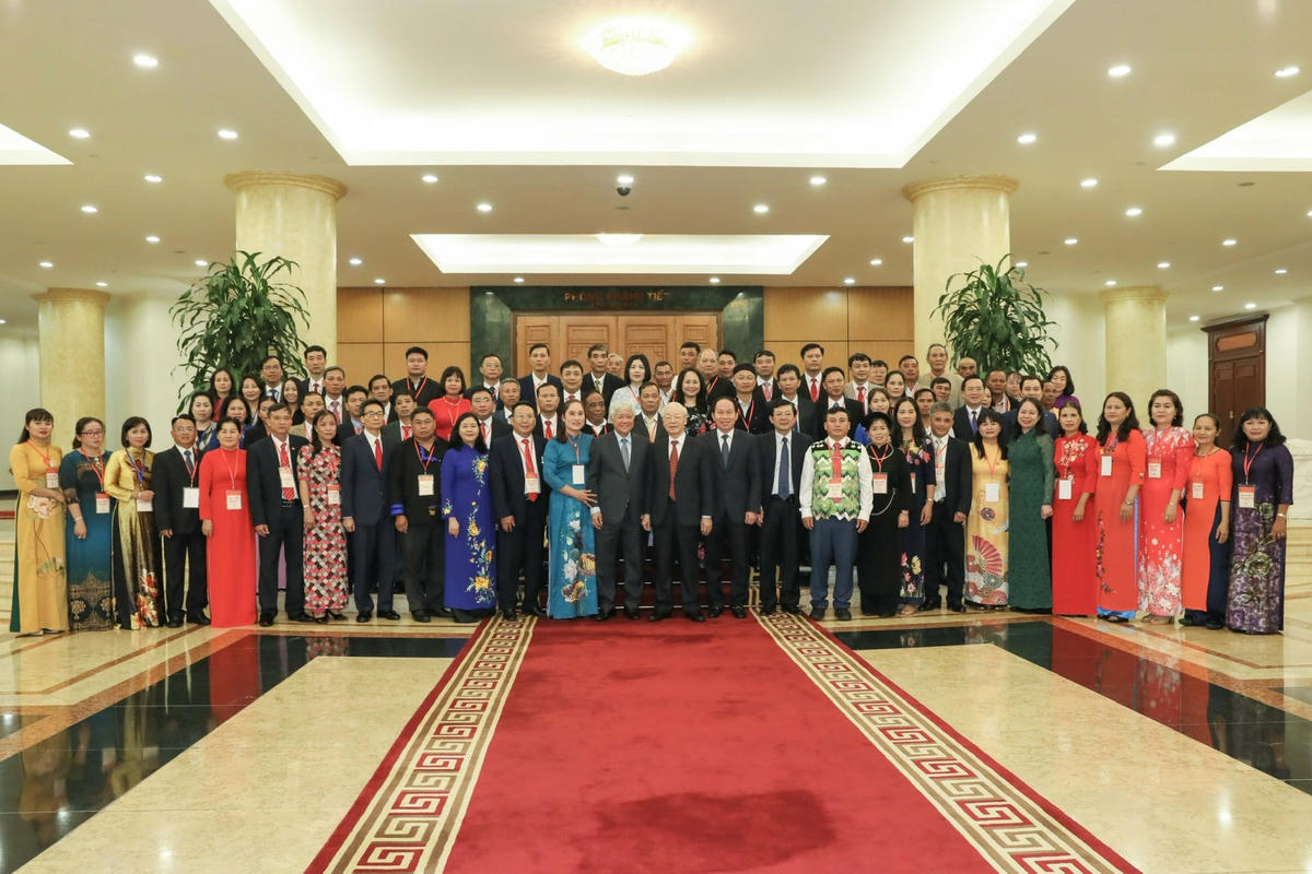 Tổng Bí thư Nguyễn Phú Trọng chụp ảnh lưu niệm cùng các đại biểu.