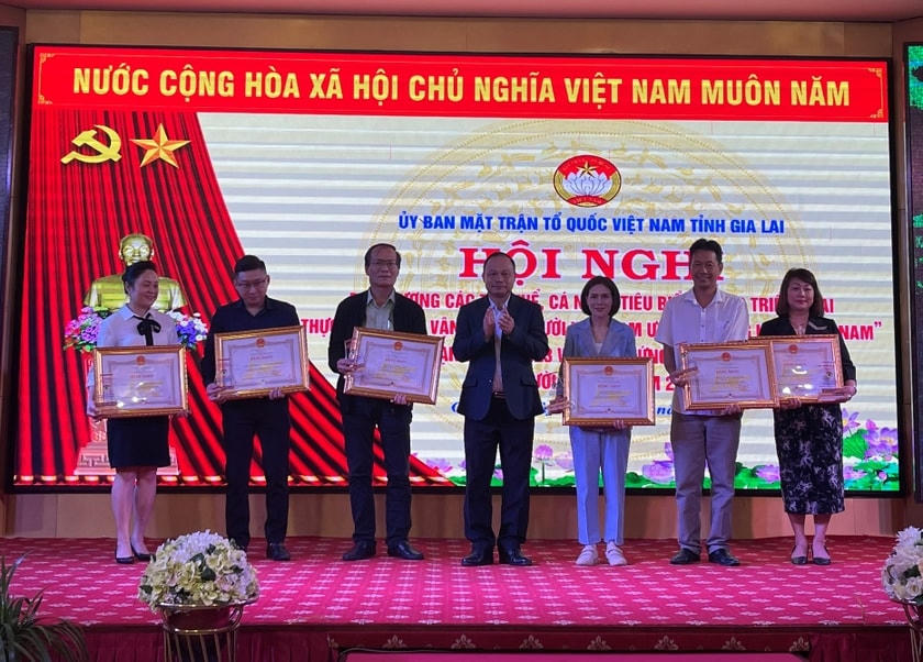 Lãnh đạo tỉnh Gia Lai tặng Bằng khen cho các tập thể, cá nhân có thành tích trong triển khai thực hiện Cuộc vận động “Người Việt Nam ưu tiên dùng hàng Việt Nam” giai đoạn 2019-2023.