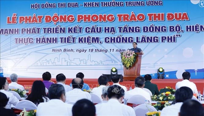 Thủ tướng Phạm Minh Chính phát động thi đua "Đẩy mạnh phát triển hạ tầng đồng bộ, hiện đại, chống lãng phí". Ảnh: Dương Giang/TTXVN.
