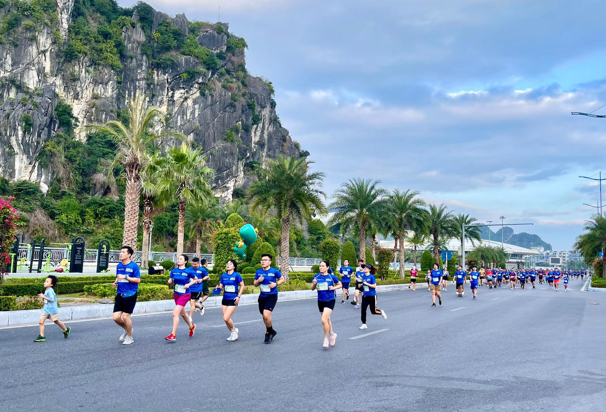 Halong Bay Heritage Marathon được tạp chí danh tiếng về chạy bộ Runner’s World UK bình chọn là “một trong 50 đường chạy đẹp nhất thế giới”.Nhiều VĐV "nhí" tham gia vào Giải chạy.