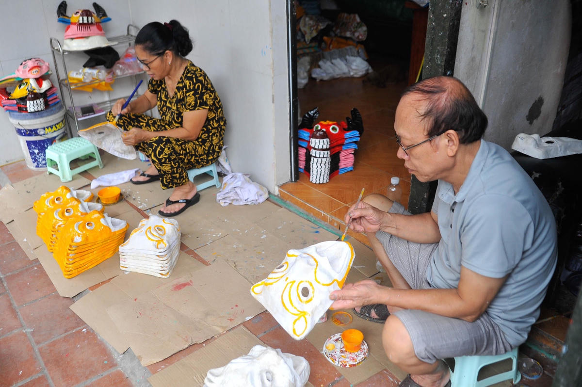 Vợ chồng nghệ nhân Nguyễn Văn Hòa và Đặng Hương Lan làm mặt nạ giấy bồi phục vụ Tết Trung thu 2022. Ảnh: Lê Huy.  