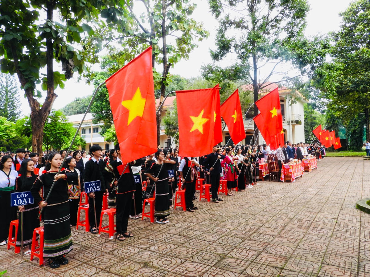 Trường THPT Dân tộc nội trú N'Trang Lơng rực rỡ cờ đỏ sao vàng trong ngày khai giảng.