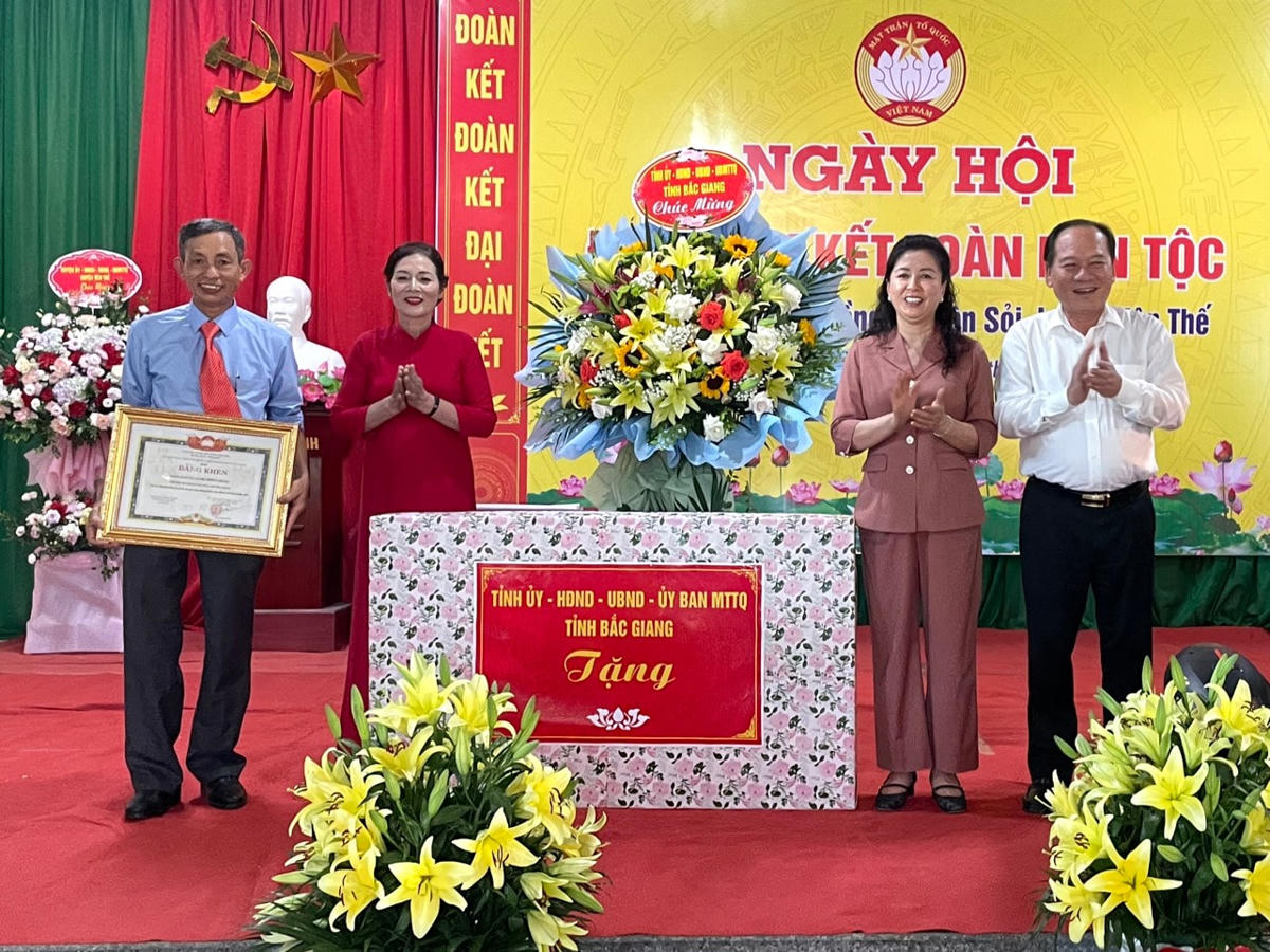 Tặng quà cho cán bộ và nhân dân thôn Chiềng (xã Tân Sỏi, huyện Yên Thế, tỉnh Bắc Giang).