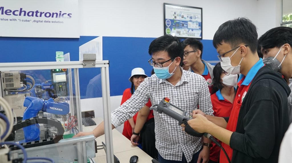 Học sinh THPT trải nghiệm một ngày làm sinh viên tại Trường Đại học Bách Khoa TP Hồ Chí Minh - một hoạt động hướng nghiệp thực chất. Ảnh: OISP.