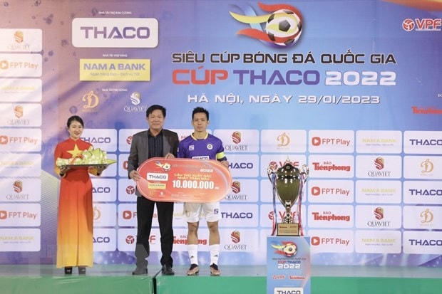 Văn Quyết được ban tổ chức trao giải cầu thủ xuất sắc nhất trận đấu. Ảnh: TTXVN.
