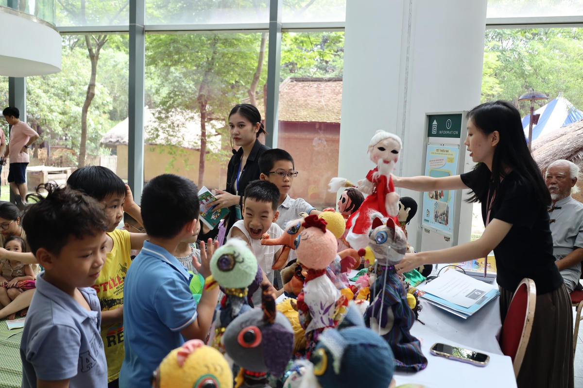 Thực tế, nhu cầu vui chơi dịp hè của trẻ em là rất lớn, việc thiếu vắng sân chơi giải trí cho trẻ dịp hè khiến không ít phụ huynh đau đầu. 