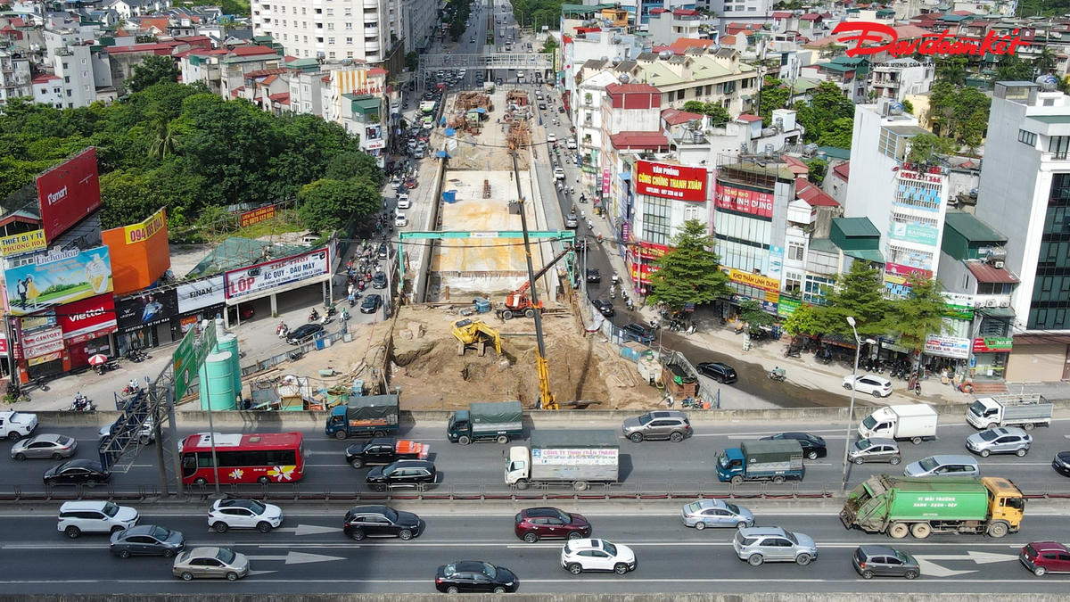 Dự án xây dựng hầm chui Lê Văn Lương (Hà Nội) được khởi công từ tháng 10/2020, với tổng mức đầu tư gần 700 tỷ đồng (trong đó giá trị dự toán xây dựng là hơn 341 tỷ đồng). Hầm chui được xây dựng theo hướng đường Lê Văn Lương, đi ngầm qua nút giao Khuất Duy Tiến - Tố Hữu, có tổng chiều dài hầm và gờ chắn hai đầu là 475 m.