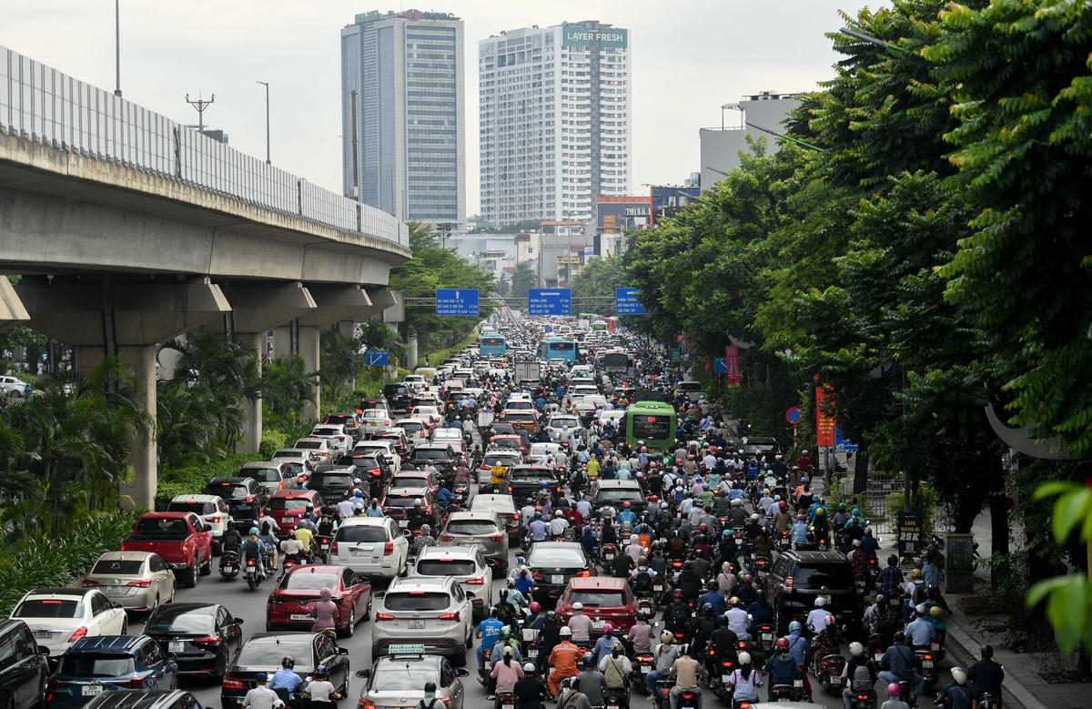 Mật độ các phương tiện tham gia giao thông tăng cao tại các ngả đường nối vào nội đô.
