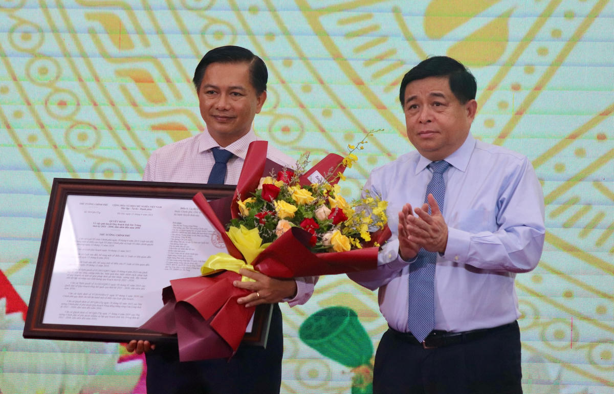 Bộ trưởng Bộ Kế hoạch và Đầu tư Nguyễn Chí Dũng trao Quyết định Quy hoạch tỉnh Sóc Trăng thời kỳ 2021 - 2030, tầm nhìn đến năm 2050 cho lãnh đạo tỉnh Sóc Trăng.
