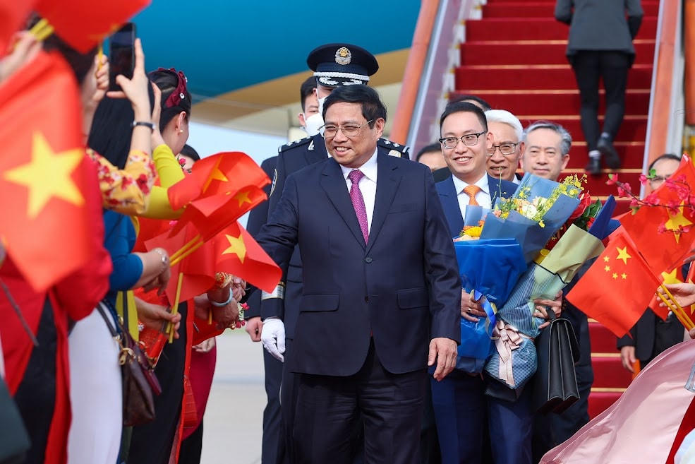 Cán bộ, nhân viên Đại sứ quán Việt Nam và đại diện cộng đồng Việt Nam tại Trung Quốc chào đón Thủ tướng Phạm Minh Chính và đoàn đại biểu Việt Nam. Ảnh: VGP/Nhật Bắc. 