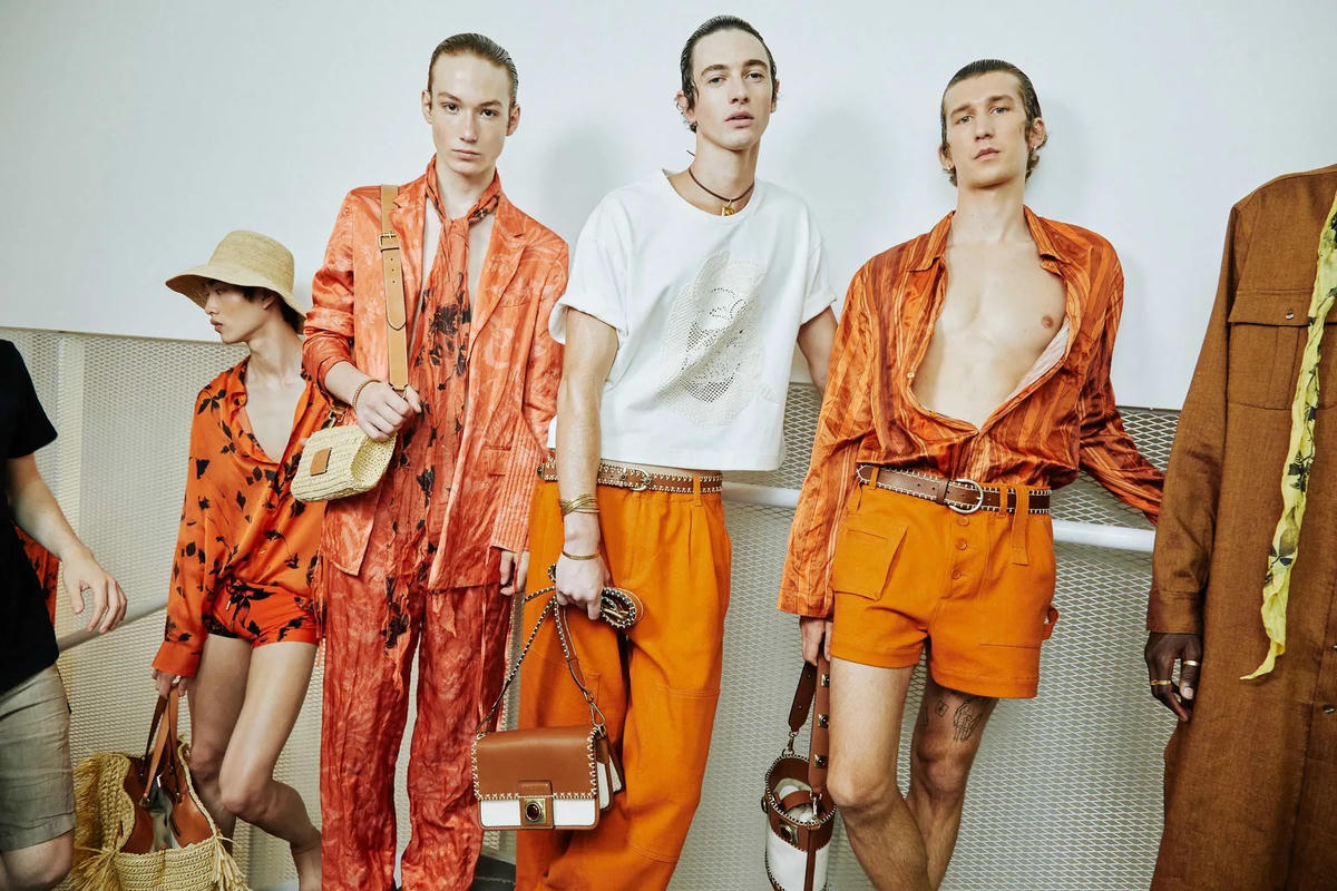 Nhà mốt Etro - Những chiếc áo khoác kaftan, áo khoác vải cotton-canvas, áo sơ mi thêu họa tiết và áo khoác bomber thêu đều được tôn lên dưới bước catwalk uyển chuyển của những người mẫu đi chân trần trong làn gió nhẹ. Người đàn ông Etro không bao giờ pha trộn sự nóng bỏng và mát mẻ cùng một lúc. Với việc Marco de Vincenzo tiếp quản quyền giám đốc sáng tạo, đây là buổi trình diễn cuối cùng của Kean Etro - món quà chia tay giới điệu mộ.