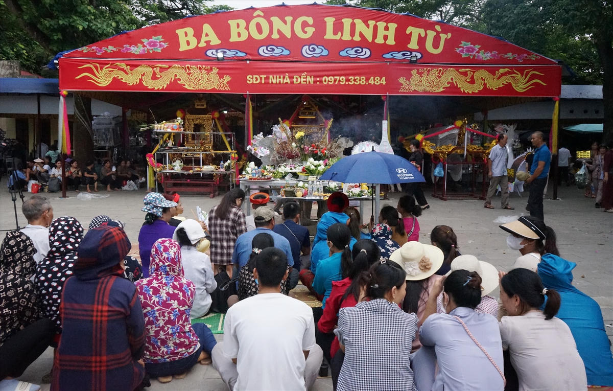 Đền Cô Bơ nằm trong quần thể di tích của đền Hàn Sơn. Nơi đây được biết đến là nơi có phong cảnh sơn thủy hữu tình, vùng đất sinh khí linh thiêng. 