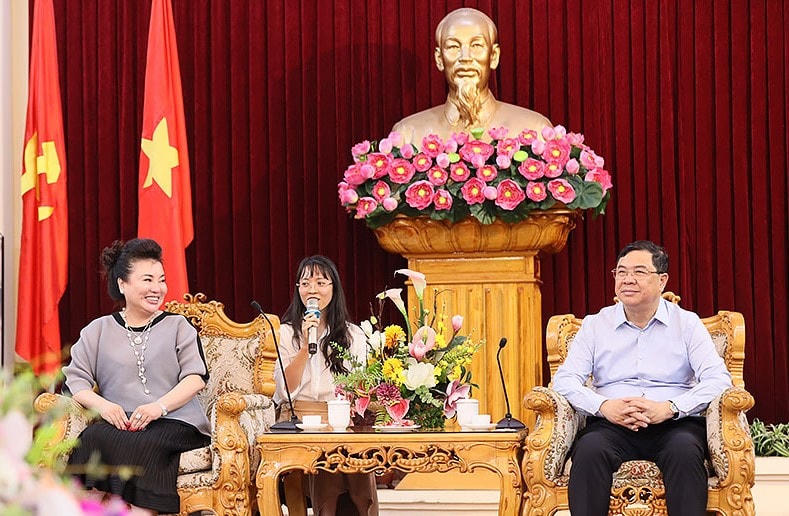 Chủ tịch Hội đồng quản trị Tập đoàn JiaWei Ngô Lệ Hoa và Bí thư Tỉnh ủy Nam Định Phạm Gia Túc trong buổi làm việc chiều 2/6.