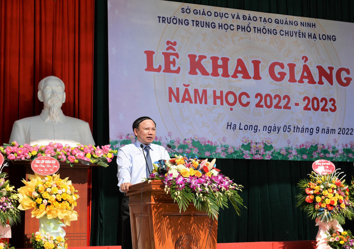 Ông Nguyễn Xuân Ký, Ủy viên Trung ương Đảng, Bí thư Tỉnh ủy, Chủ tịch HĐND tỉnh Quảng Ninh dự và gióng trống khai giảng năm học mới tại Trường THPT Chuyên Hạ Long (TP Hạ Long).