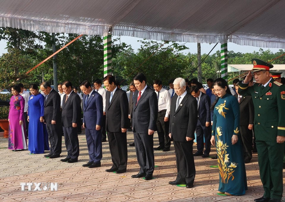 Chủ tịch nước Lương Cường và các đại biểu dâng hương tại Khu Di tích lịch sử Quốc gia Phú Riềng Đỏ, tại xã Thuận Lợi, huyện Đồng Phú. (Ảnh: Lâm Khánh/TTXVN)