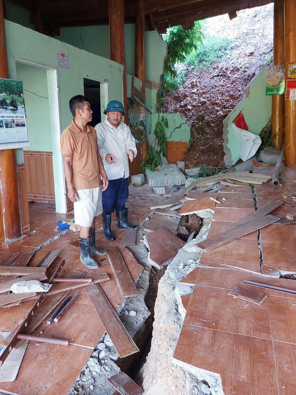 Nhiều vết nứt chạy thẳng vào nhà dân, chia ngôi nhà làm 2.