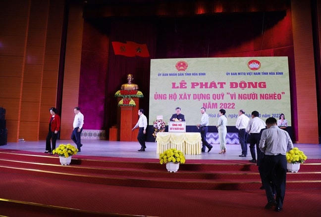 Các đại biểu ủng hộ Quỹ "Vì người nghèo” tỉnh năm 2022.